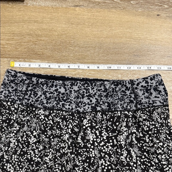 Lululemon Size 6 Athletica Speckled Black and Gray Athletic Shorts - Picture 4 of 6